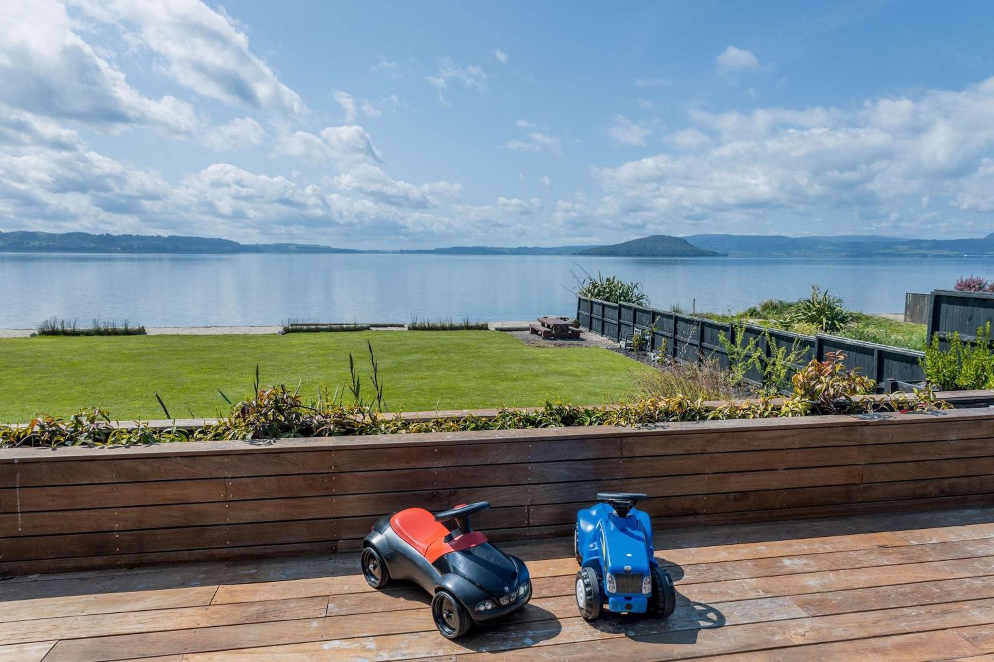 Jandals & Joy Lakefront Retreat Rotorua Extérieur photo